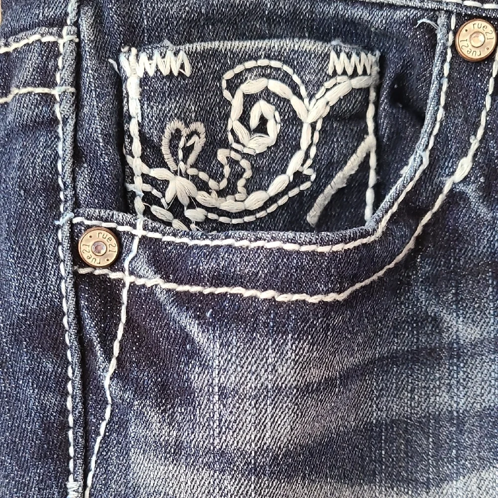 Rue21 Blue Bermuda Curvy Shorts Embroidered Distressed Cuffed Hem Sequin Sz 9/10
